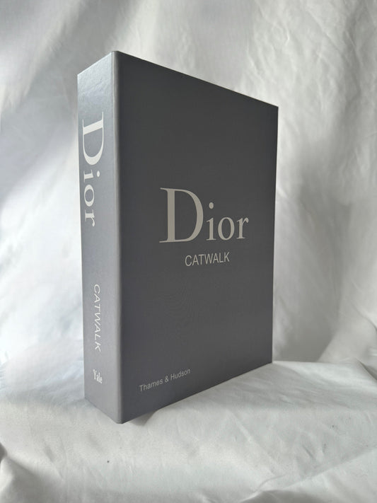 Geschlossenes Hardcover no. 4